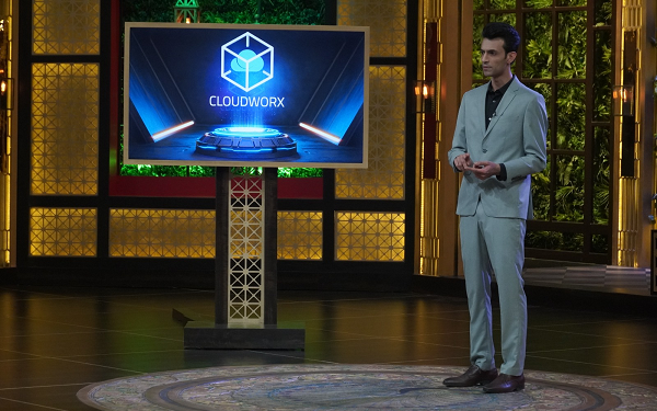Cloudworx founder presenting AI-powered 3D visualization for industrial digital twin monitoring at Startup Challenge on Shark Tank India.