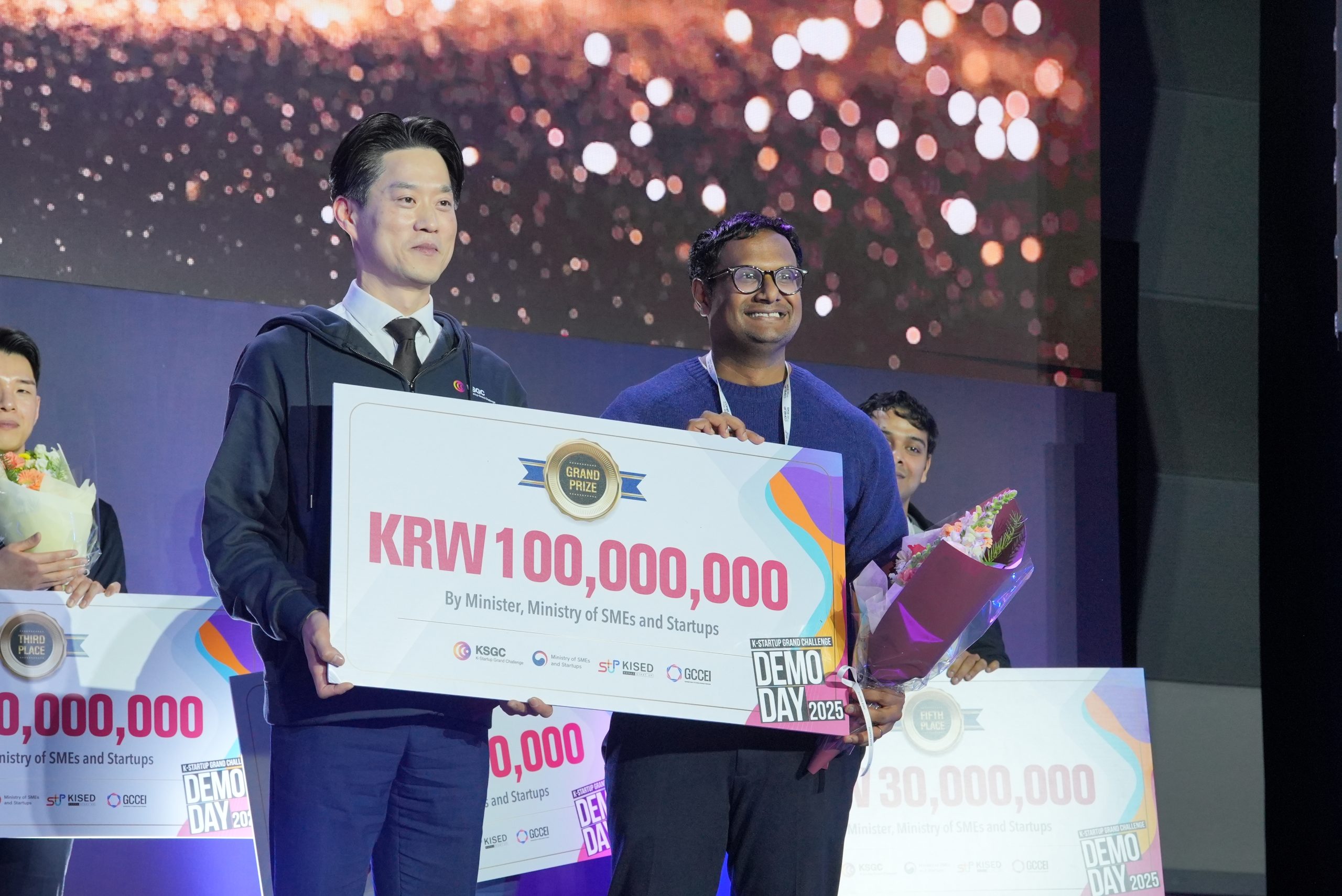 Winner Konnect celebrates at K-Startup Grand Challenge 2025 Demo Day during COMEUP 2025 event in Korean startup ecosystem.